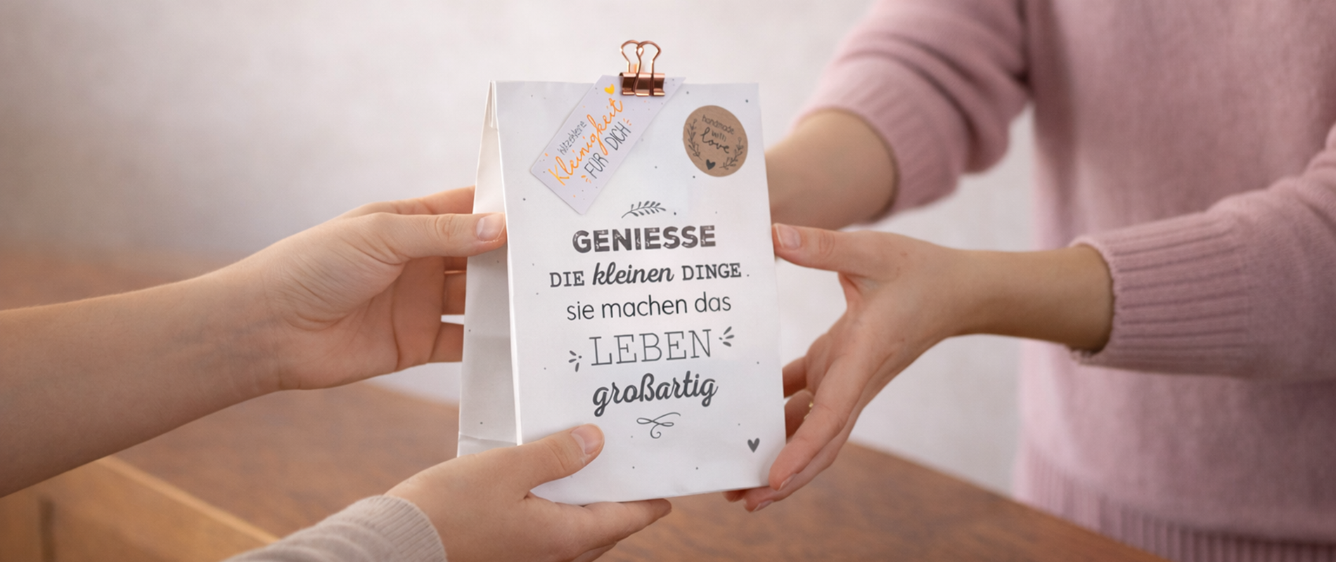 Geschenktute uberreichen